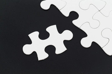 Obraz premium Plain puzzle over black background