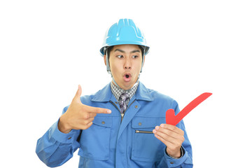 チェックマークを持つ労働者