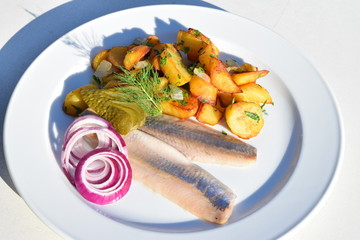 Matjes mit Bratkartoffeln