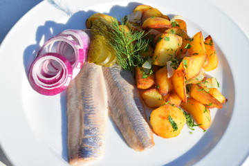 Matjes mit Bratkartoffeln