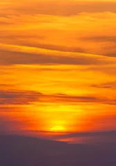 Fotobehang Zonsondergang aan zee Heldere zonsondergang in vurige cirruswolken - verticale natuur backgroun