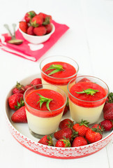 Vanilla panna cotta with berry sauce