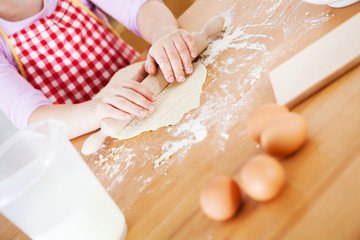 Obraz na płótnie Canvas Little girl making the dough