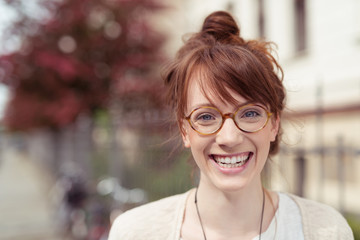 lachende frau mit brille