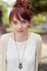 portrait einer modernen jungen frau mit sommersprossen