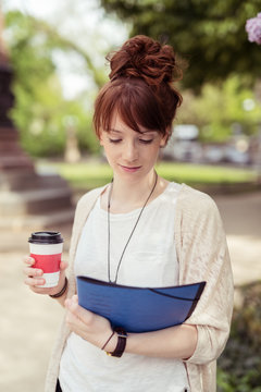 studentin holt sich einen becher kaffee auf dem campus