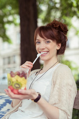 junge frau ernährt sich gesund