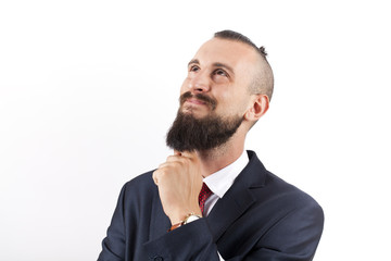 Hombre con traje, corbata y barba haciendo uso de la imaginación
