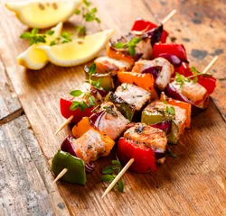Papier Peint photo autocollant Poisson Grilled skewers of salmon and vegetables