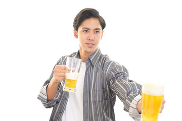 ビールを楽しむ男性