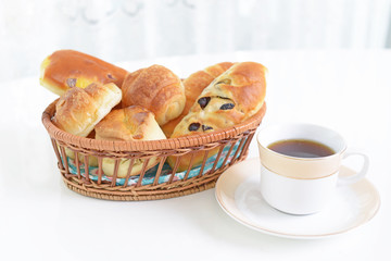 おいしそうなパンとコーヒー