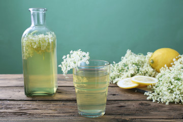 succo con fiori di sambuco e limone sfondo verde