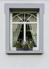 Modernes Speichenfenster aus PVC mit Oberlicht im Altbau