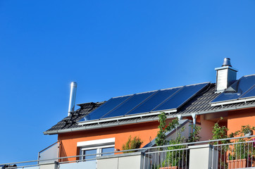 Moderne Warmwasserheizung mit Sonnenenergie