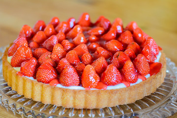 Erdbeerboden mit Vanille Pudding und frischen saftigen Erdbeeren