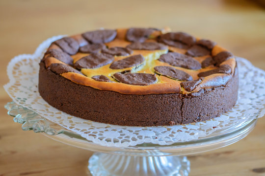  Zupfkuchen, fertig gebacken auf auf einer gl&auml;sernen Tortenplatte mit Tortenspitze
