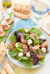 Frischer Salat mit gegrillten Pfirsichen