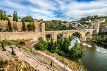 Panorámica del Puente de San Martín sobre el Río Tajo en Toledo - obrazy, fototapety, plakaty