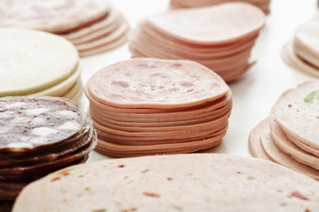 Verschiedene Wurstsorten, Aufschnitt, Scheiben, gestapelt