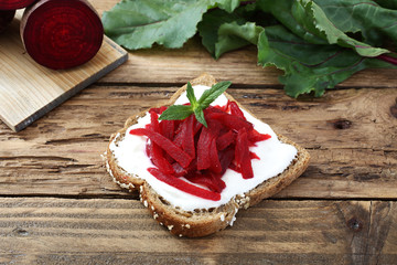 sandwich con barbabietola rossa sfondo legno