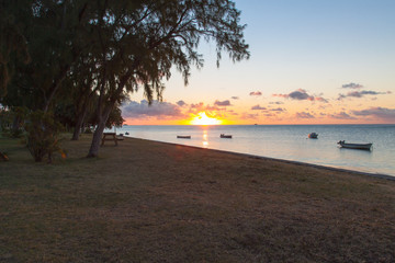 Fototapeta na wymiar coucher de soleil sur Anse aux Anglais, Rodrigues 