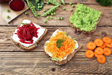 sandwich vegetariano con verdure fresche sfondo legno