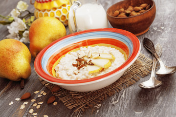 Oatmeal with pear and almonds