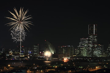 新子安から見た横浜開港祭花火