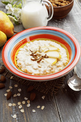 Oatmeal with pear and almonds