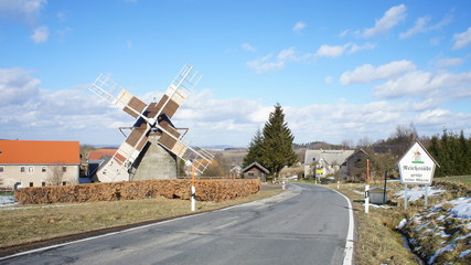 Holländermühle/Holländermühle vor blauem Himmel im Winter, historisches Wahrzeichen eines Dorfes in Sachsen
