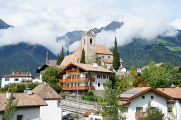 Schenna/Schloss und Gemeinde Schenna in Südtirol, Italien vor der Kulisse der Texelgruppe