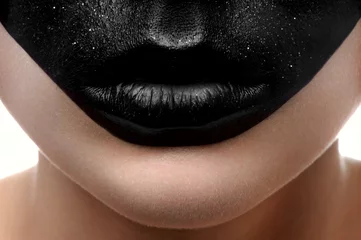 Nahaufnahmeschönheitsmodell mit den schwarzen Lippen © slavaleks