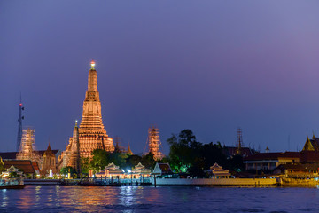 Naklejka premium Wat arun in twilight time