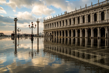 Fototapeta premium Alba a Venezia, piazza san marco