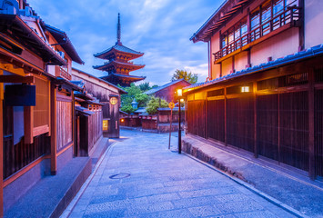 Naklejka premium Japońska pagoda i stary dom w Kioto o zmierzchu