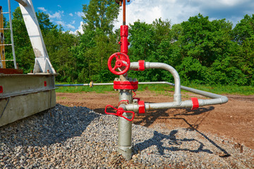 Oil pipeline with the tap valve