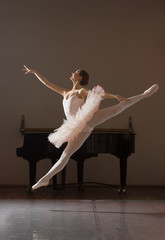 Obraz premium Ballerina in jump