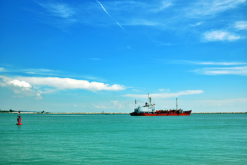 Obraz premium Ships of the sea in fine weather 