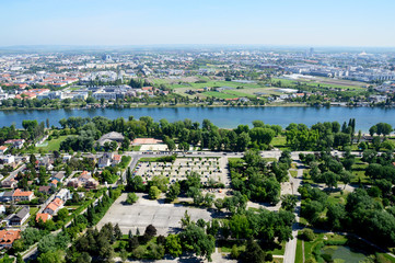 Fototapeta premium Blick über Wien mit Donaupark und Alte Donau