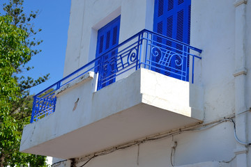 Fototapeta na wymiar Balcony of an old apartment building in Loutraki.
