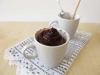 Gardinen Nougat Mug Cake mit Schokoladen Topping © Heike Rau