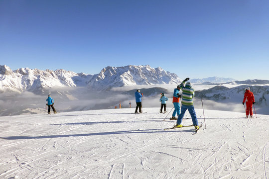 Skifahrer gegenüber dem Hochkönig