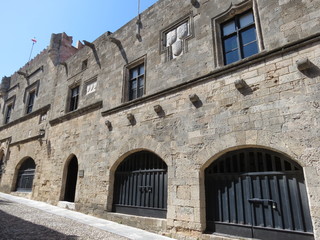 Obraz premium Grèce - Rhodes - Rue des Chevaliers, auberge de France