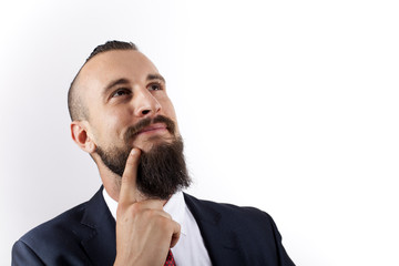 Hombre de negocios con barba y gesto pensativo