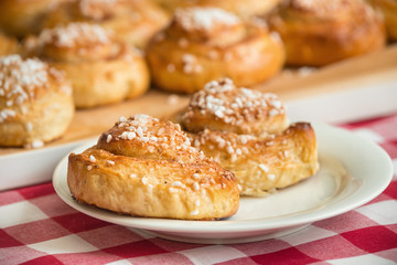 Obraz na płótnie Canvas Freshly baked sweet buns on a plate