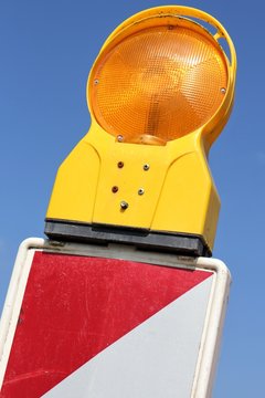 gelbes Blinklicht auf Warnbake