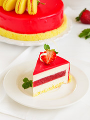 Lemon-strawberry cake with makarons.
