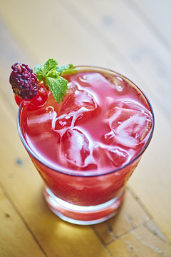 Caipirinha brasileira de frutas vermelhas
