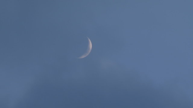 The moon and clouds/The moon and clouds are quickly moving towards each other
