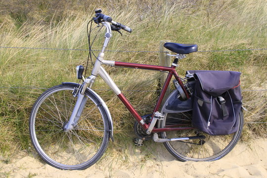 Ein Fahrrad in den Dünen